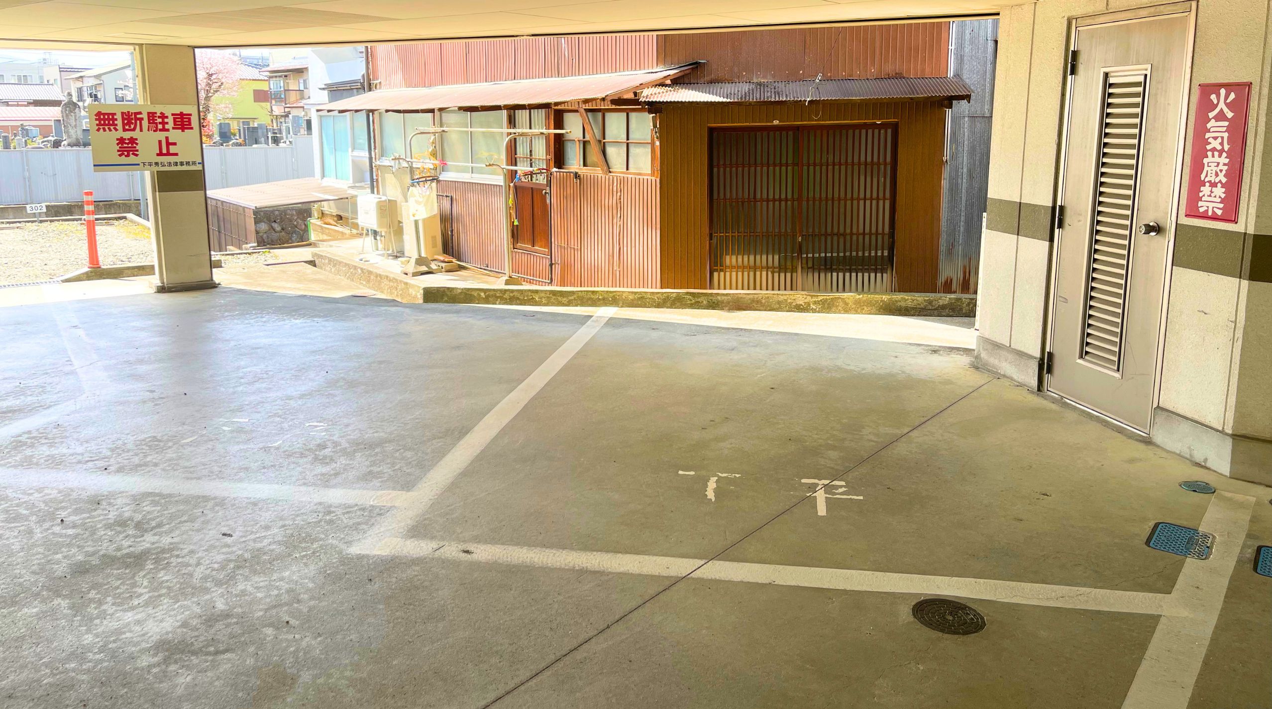駐車場（屋根あり）
