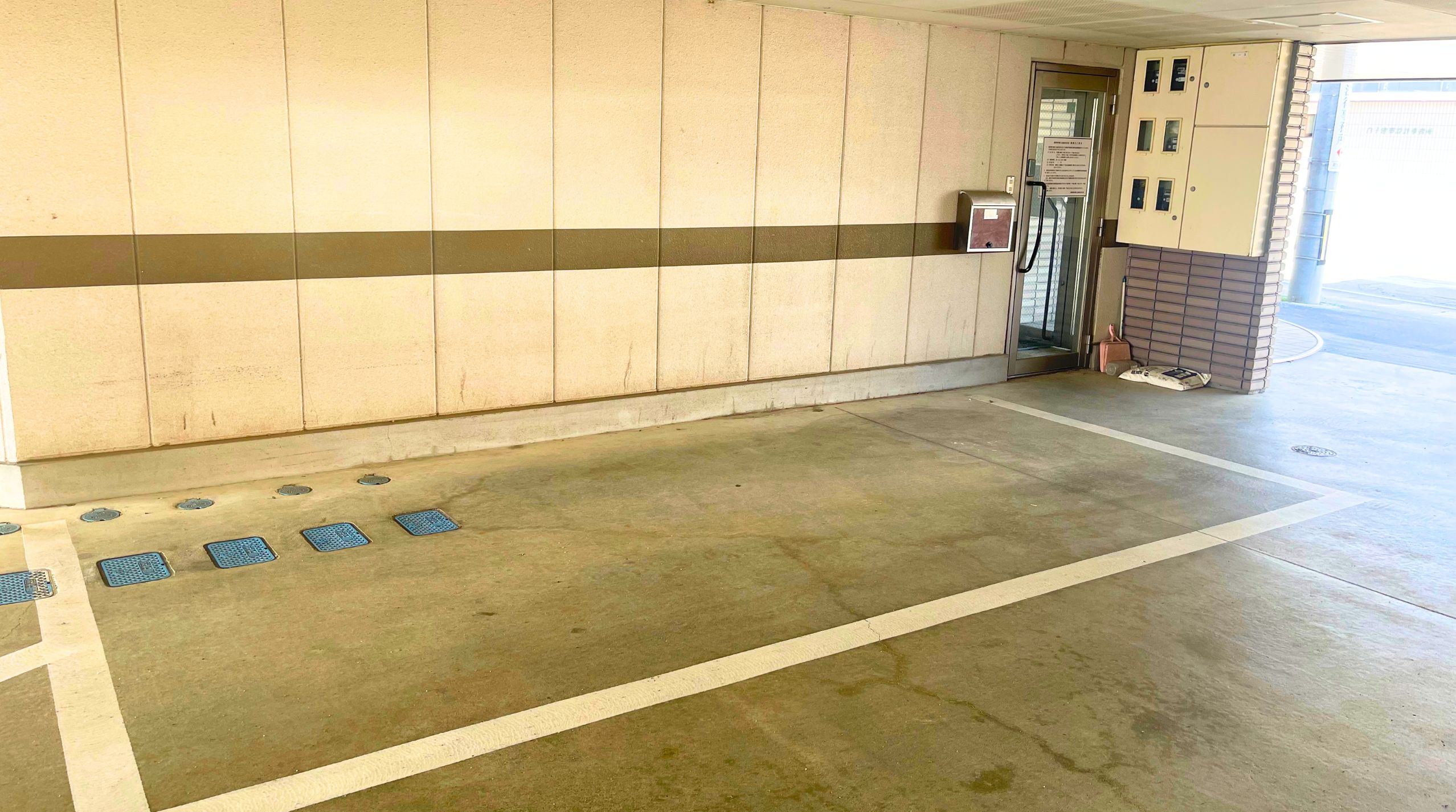 駐車場（屋根あり）